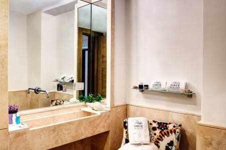 y baño con lavabo y espejo. en Villa Bouganvillea Superb Capri Villa with Views en Capri