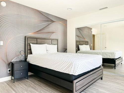 1 dormitorio con 2 camas y un espejo grande en Cozy 3BR Oasis for Your Next Adventure in LA - WO en Los Ángeles