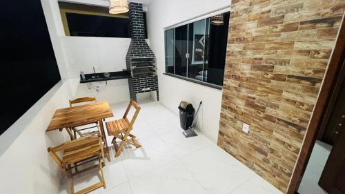 Habitación con mesa, 2 sillas y chimenea. en CHALES TEMATICOS, en Belterra