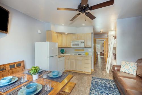 Nhà bếp/bếp nhỏ tại Ground Floor on River Trail, Walk to Ski condo