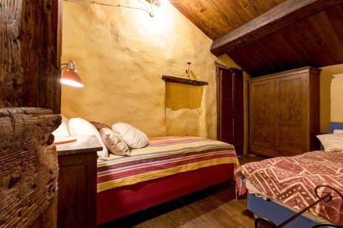 a bedroom with two beds in a room at Il Mulino in Ortignano Raggiolo