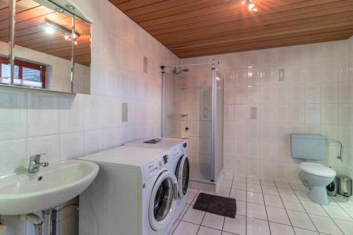 La salle de bains est pourvue d'un lave-linge et d'un lavabo. dans l'établissement Großes Haus mit 4 Schlafzimmer, 