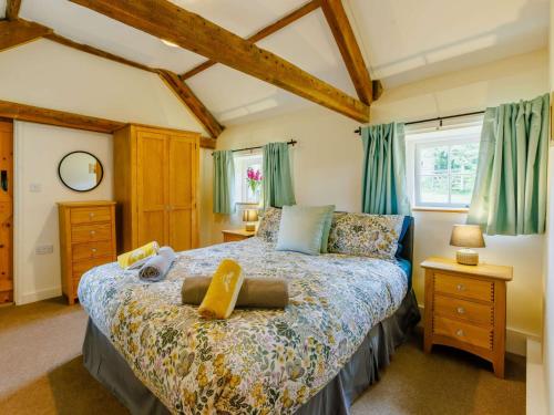 ein Schlafzimmer mit einem Kingsize-Bett in einem Zimmer in der Unterkunft 2 bed in Chulmleigh 87668 in Chulmleigh