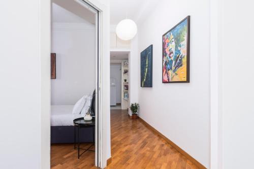 un corridoio con porta che conduce a una camera da letto di Belle Arti Zen Apartment a Roma