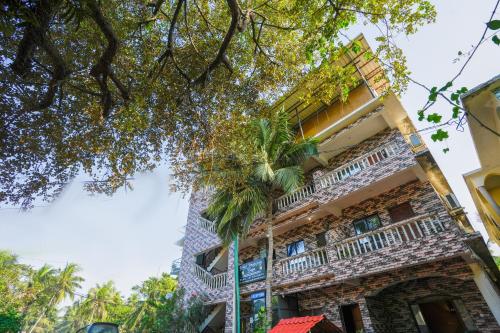 een gebouw met een balkon aan de zijkant bij Hotel Pasquina Baga in Baga