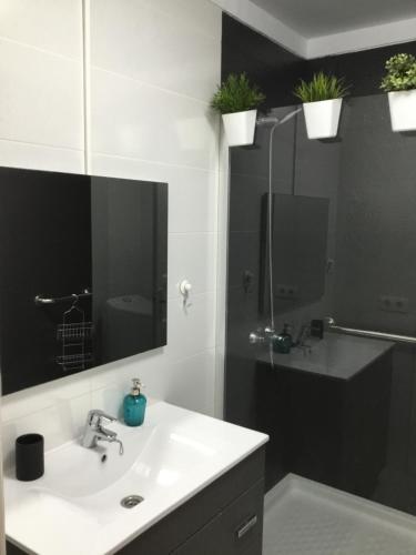 Koupelna v ubytování Appart Cosy vue piscine, wifi, à 500 m plage