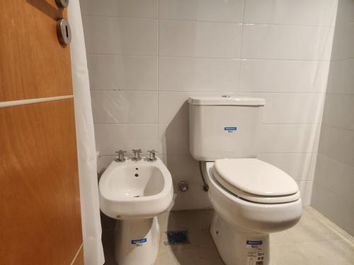 een kleine badkamer met een toilet en een bidet bij Apart Cabrera y Bulnes 1 in Buenos Aires
