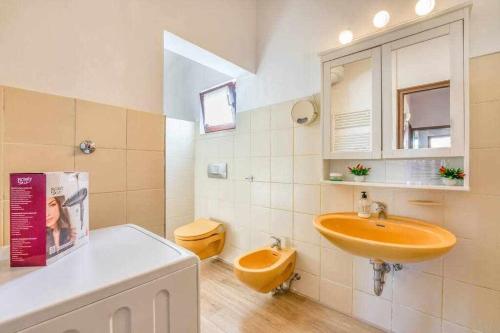 a bathroom with a sink and a toilet at Aure Villa con piscina y aire acondicionado! in Cala'n Bosch