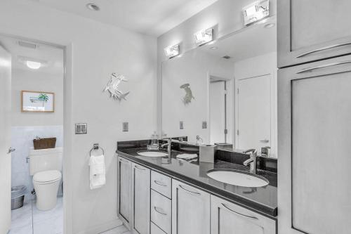 a bathroom with two sinks and a large mirror at Palms 417 in Islamorada