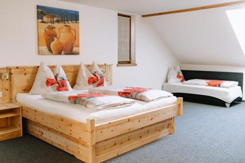 een slaapkamer met 2 bedden in een kamer bij Gasthof Franziskibad in Bad Häring