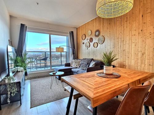 een woonkamer met een tafel en een bank bij Penthouse With FREE indoor Parking Downtown in Québec