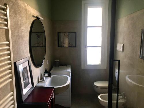 ミラノにあるLoftのバスルーム(洗面台、トイレ、鏡付)