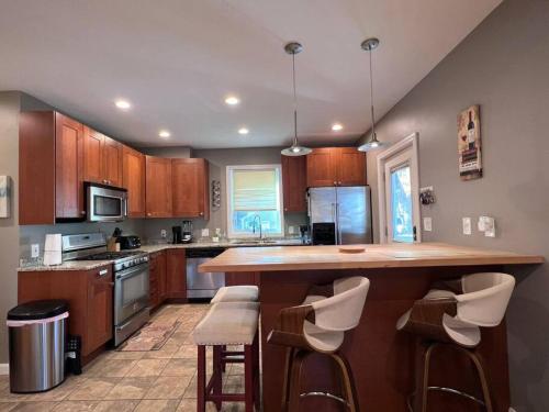 Køkken eller tekøkken på Cozy Boston Homestd Pet Frndly