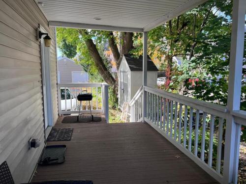 En balkon eller terrasse på Cozy Boston Homestd Pet Frndly