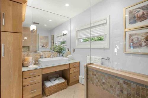 baño con lavabo y espejo grande en Seaside Serenity Boston Pet Frndly Htd Pool, en Revere