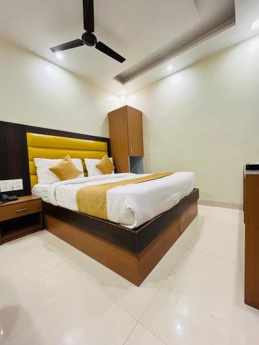 a bedroom with a bed and a ceiling fan at Hotel Royal Rosette with free Wi-Fi Near New Delhi Railway Station in New Delhi