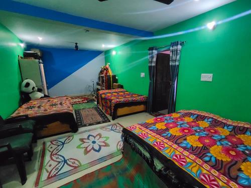 Ένα ή περισσότερα κρεβάτια σε δωμάτιο στο Moksha HomeStay