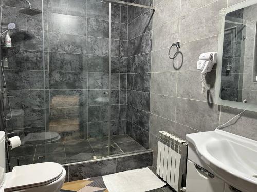 Phòng tắm tại Гостевой дом на Коктобе Люкс 1