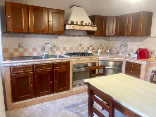 una cocina con fregadero y estufa horno superior en Villa Belvedere, en Rocca Priora