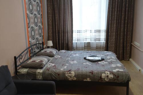 1 dormitorio con cama y ventana en Uneed Rooms - Cloud 9, en Kiev