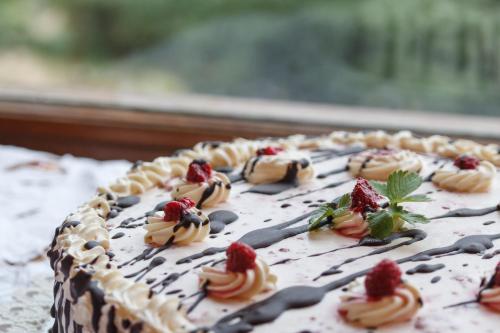 a cake with strawberries and chocolate on a table at Hotel Las Cascadas in La Cumbrecita
