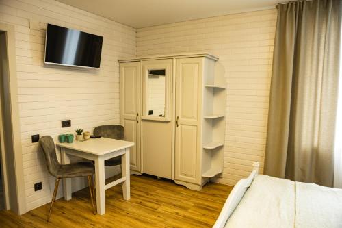 a small room with a table and a bed at Zatyshok nad Prutom in Bukovel