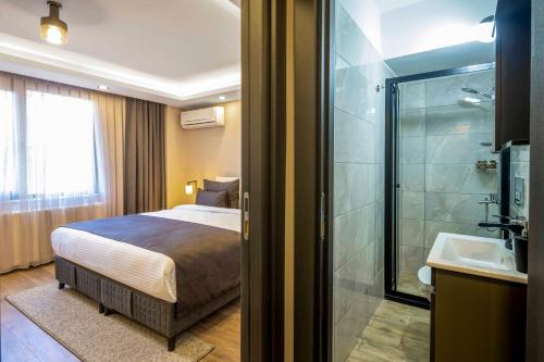 a bedroom with a bed and a bathroom with a shower at APARTMENTS BAKRAC 26 in Istanbul