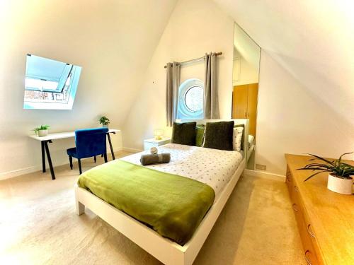 um quarto com uma cama, uma secretária e uma janela em Stunning Houses with FREE PARKING in Little Venice with Canal view em Londres