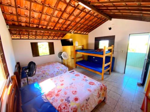 sypialnia z 2 łóżkami i łóżkiem piętrowym w obiekcie Casa Temporada Praia Carapibus 200m Da Praia w mieście Conde