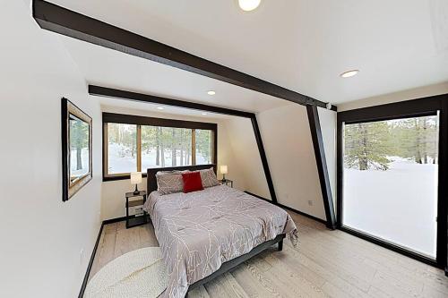 Un pat sau paturi într-o cameră la Modern Gambrel Cabin Near Ski Resorts