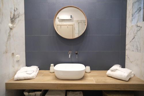 Bilik mandi di Caravin Wanderhome Nea Ionia, 5 min from Metro station