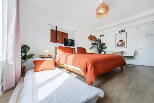 a bedroom with two beds and a bench at Tropics Hotel Miami Beach in Miami Beach