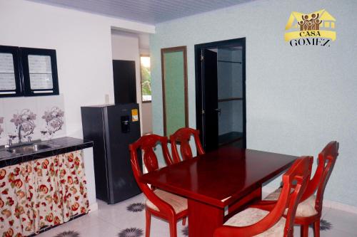 eine Küche mit einem Tisch und Stühlen sowie einem Kühlschrank in der Unterkunft Casa Gomez Apto 2 in Leticia