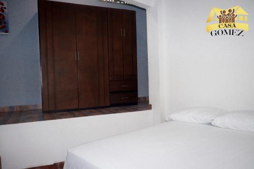 ein Schlafzimmer mit einem Schrank und einem Bett darin in der Unterkunft Casa Gomez Apto 2 in Leticia