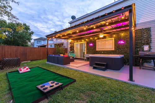 un pequeño patio trasero con mesa de ping pong y mesa de ping pong en Gameroom, Bbq & Hot-tub By Lackland & Seaworld en San Antonio