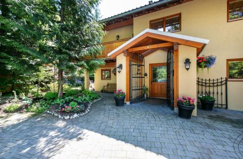 Beautiful 7 bedroom each with ensuite, within walking distance to the Village!