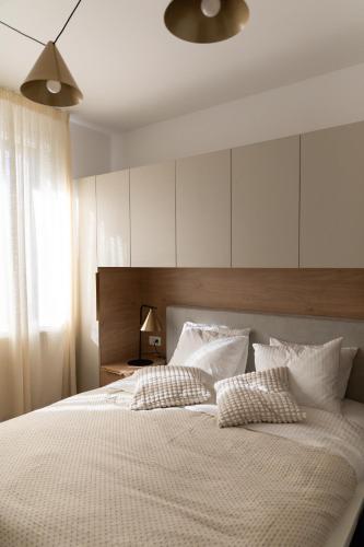 une chambre avec un grand lit blanc avec deux oreillers dans l'établissement Studio 8 I One Bedroom Apartment I Airport I Therme, à Otopeni