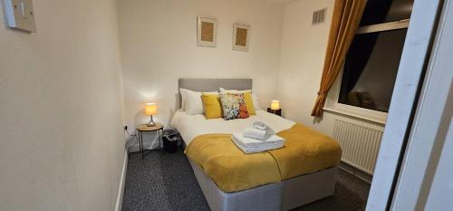 una camera da letto con un letto con due lampade e una finestra di 8 Suffolk street by Prestige Properties SA a Roose