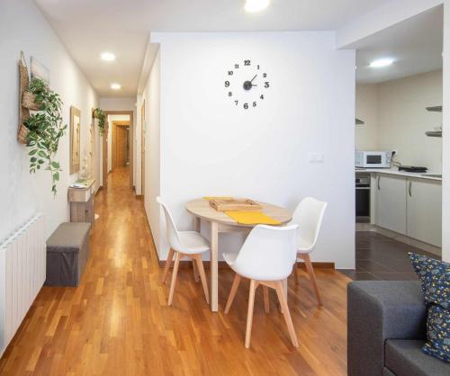 a kitchen and dining room with a table and chairs at AG Miramar Malpica x4 vistas playa Costa da Morte in Malpica