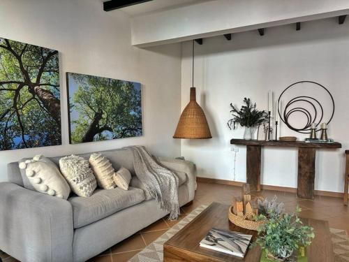 Casa Oasis - Centro histórico ( Pocos pasos de la plaza principal) في فيلا دي ليفا: غرفة معيشة مع أريكة وطاولة