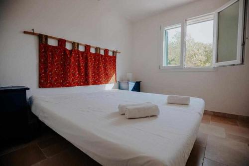 una camera da letto con un letto grande con due asciugamani sopra di Tenuta Matilda by TripOstuni a Ostuni