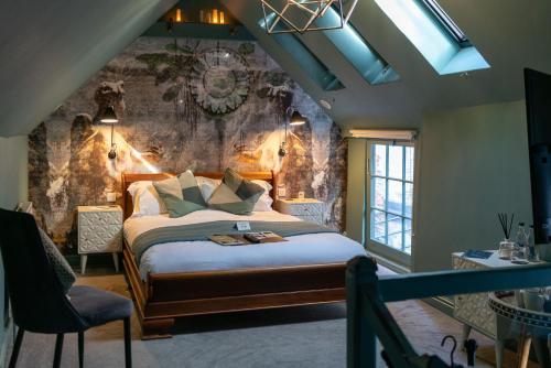 um quarto com uma cama grande e uma parede de pedra em The Archangel,Restaurant & Bar with Rooms em Frome