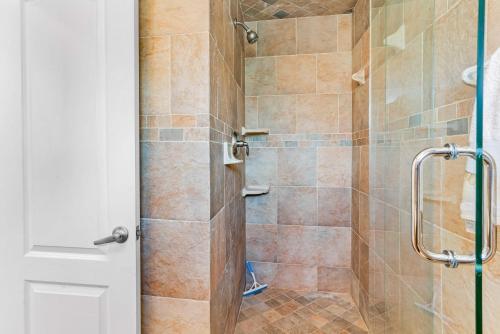 W łazience znajduje się prysznic ze szklanymi drzwiami. w obiekcie Sunrise haven w mieście Clearwater Beach