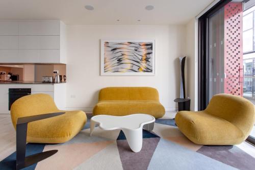 sala de estar con 2 sillas y mesa en Designer Apartment in Mayfair/Regent Street, en Londres