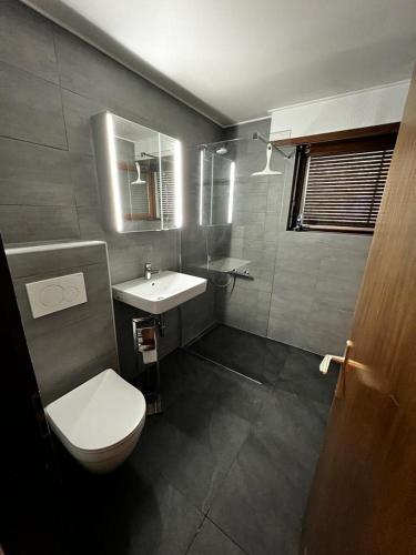 MP24 Ski in, out apartment on slopes with indoor private parking space