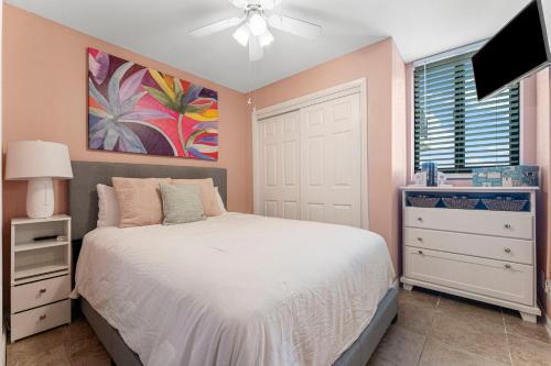 Postel nebo postele na pokoji v ubytování Fun N The Sun at Sunbird #1102W by Nautical Properties