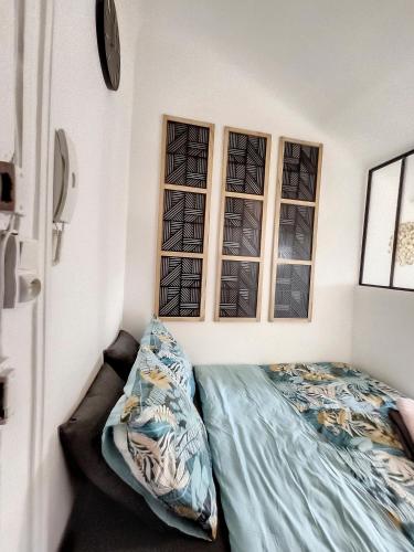 une chambre avec un lit et deux fenêtres dans l'établissement Au Bel Ami, à Nantes