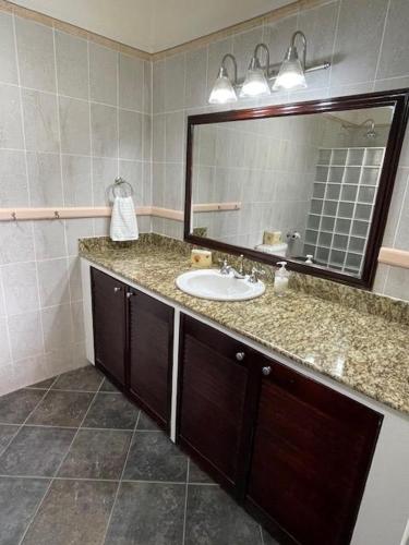 Ванная комната в Beautiful 5-Bedroom Villa Ashiana in Marigot Bay villa