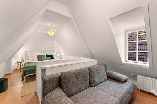 een woonkamer met een bank en een bed bij Charmante Maisonette im Schnoor in Bremen