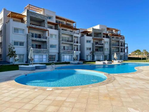 um grande edifício de apartamentos com uma grande piscina em Soma Bay Sea View Penthouse em Hurghada